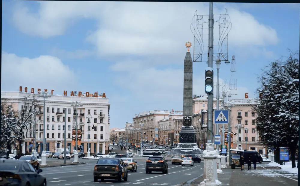 Центральная площадь Гомеля — привычный вид для местного фрилансера, который ценит размеренный ритм города для сосредоточенной работы над проектами.