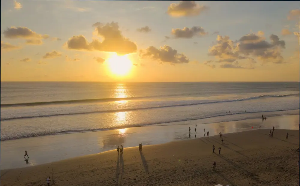 Pantai di Seminyak, tempat bersantai setelah menyelesaikan jam kerja dengan klien di AS.
